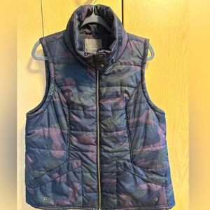 Maurices Camo Pattern Puffer Vest with Detachable Faux Fur Collar Size XXL